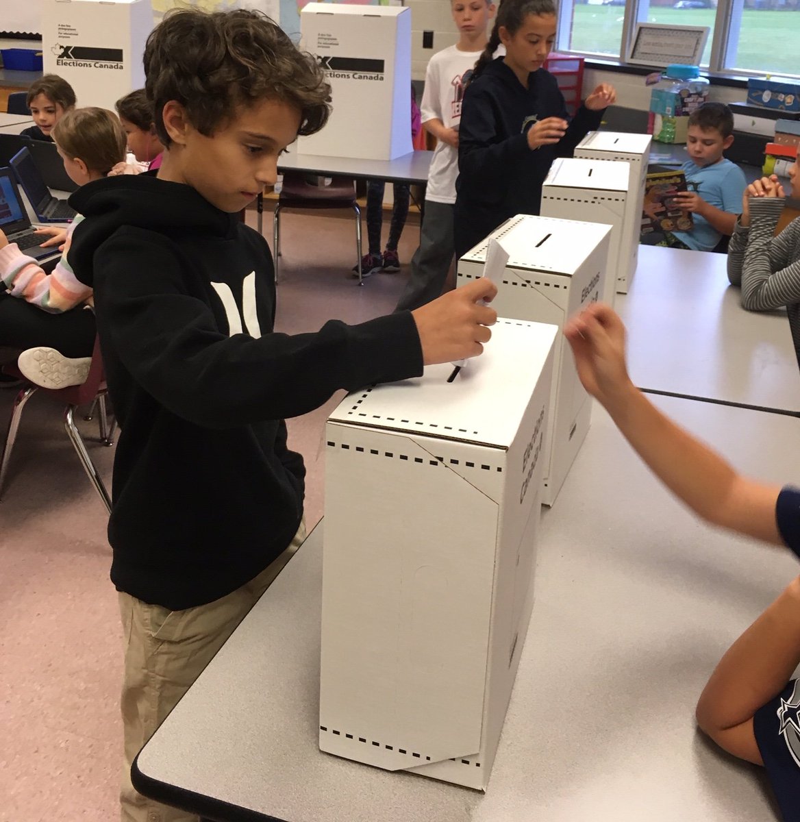 Les élèves se sont bien engagés dans le processus du "Vote Étudiant". Ce sera intéressant de comparer leurs résultats avec les résultats officiels ce soir! Allez Voter!