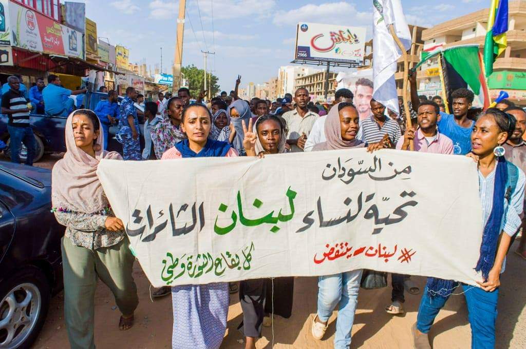 RayanRafea's tweet photo. من كنداكات السودان إلى ثائرات لبنان
#لبنان_يتنفض 
#Lebanon https://t.co/RrIdh8w7T4
