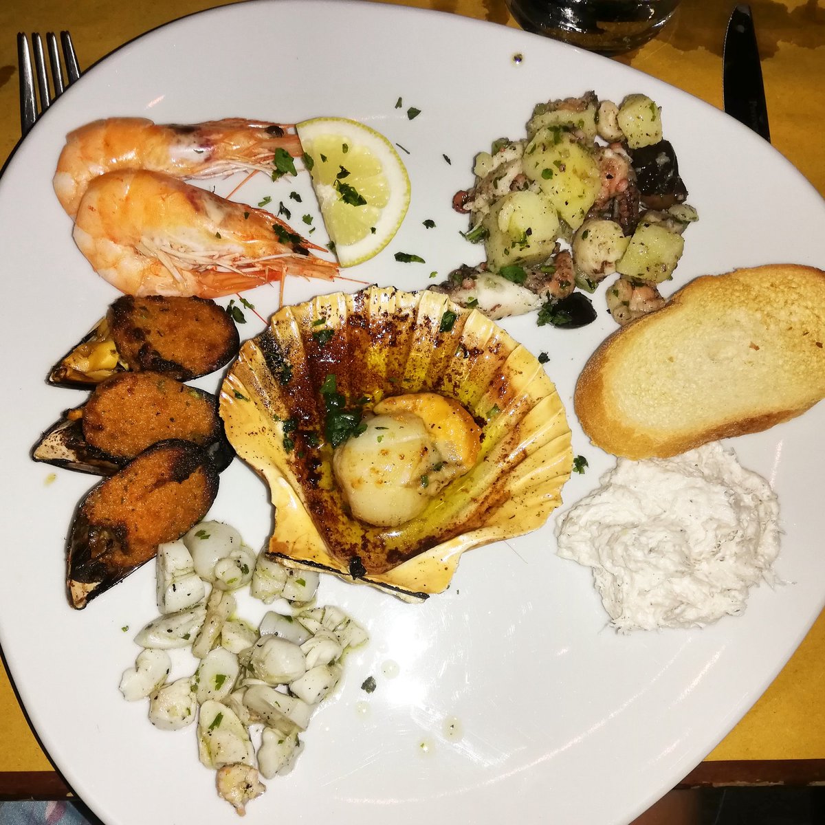 UAVenice's tweet photo. Gratin mussels, baccalà mantecato (Dried codfish), scallop, shrimps and octopus salad... Is the perfect #fishstarter in #Venice! 😍🐙👌
Hungry? https://t.co/qswxdPeve9