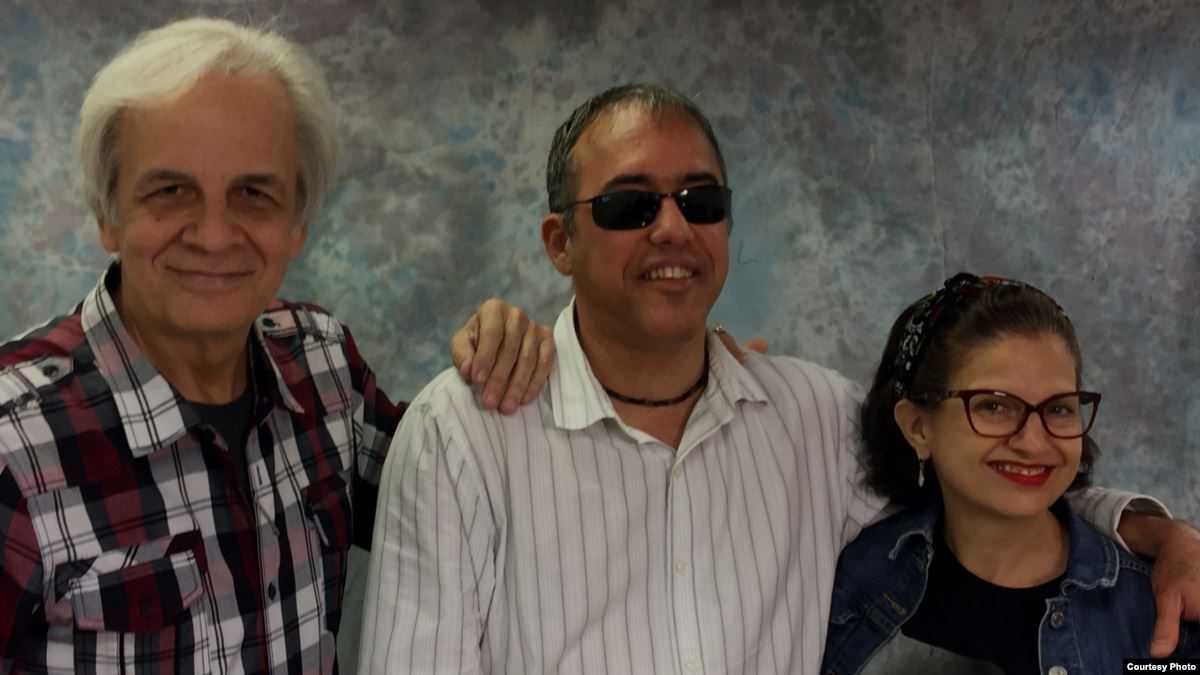 RADIO: José Manuel Domínguez, la poesía del teatro.
Este fin de semana la presentación de "La Pequeña Habana Desenmascarada" con una obra titulada "Barrio Babel", cuyos temas son el drama de los inmigrados, los vagabundos y los huracanes buff.ly/2BxRku6