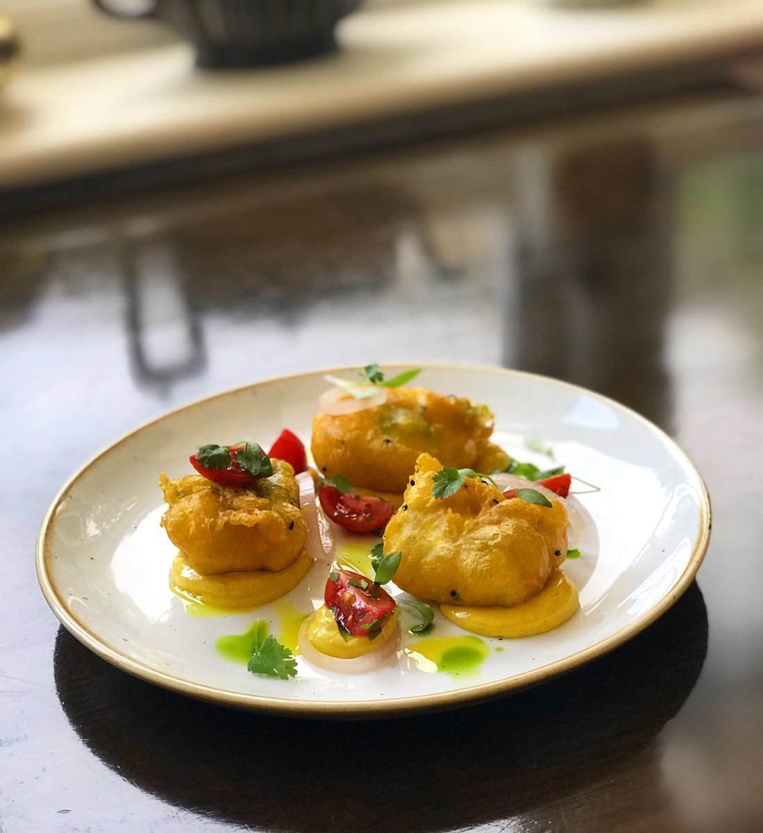 One of our favourite starters is the Tempura Hake • curry mayo • pickled shallot • tomato and coriander salad 😋 
Check out the rest of the menu thewellhouseinn.co.uk
