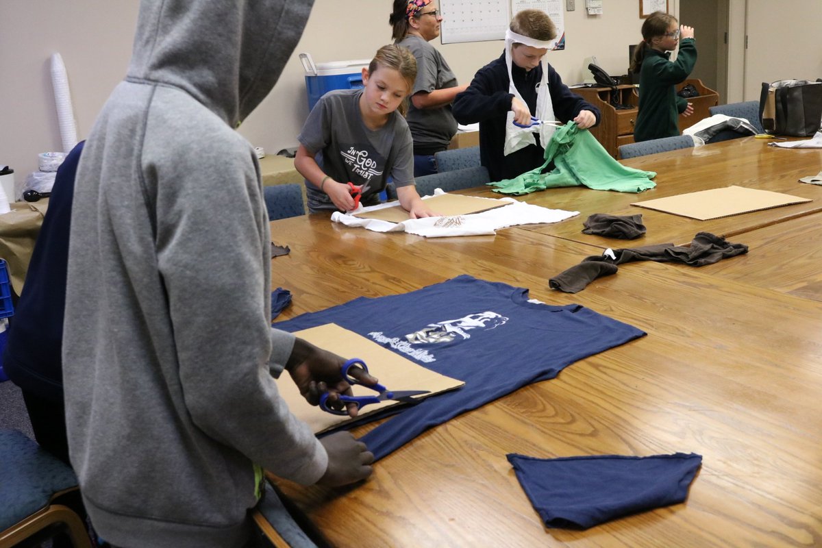 unitedwayhoco's tweet photo. Our #MotivationalMonday shout out is going to #GiveBackDays with @Acacia_Kokomo last week!

We love watching our youngest citizens learn about volunteering and all the ways that it benefits our local community. 

#BetterTogether #Volunteer #GiveBack #Youth #LiveUnited https://t.co/RMWrIRZrhL
