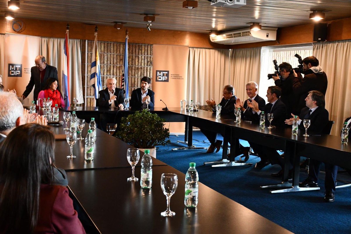 oppuruguay's tweet photo. Un hito para el proyecto del Ferrocarril Central: el concesionario PPP, junto a sus financiadores, informan al Gobierno del cierre financiero. “Esto es una muestra de la confianza en el proyecto, en el instrumento PPP y en el Uruguay” señaló el director (i) de OPP @elsantisoto https://t.co/QHjEvD8vVm