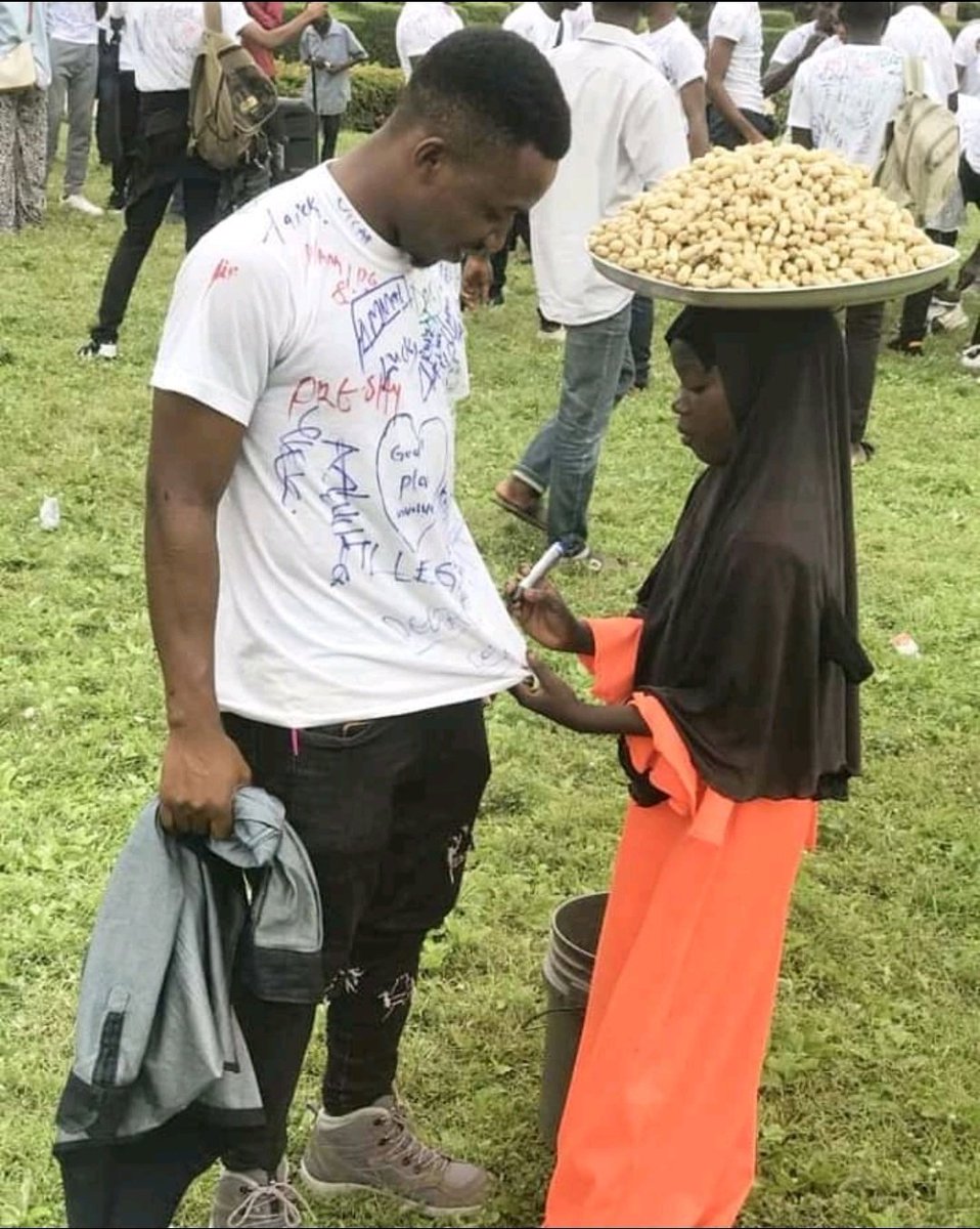 ImKB15's tweet photo. The beauty of the day 
She said uncle pls make I sign na, I won be like this one day.
I believe every child out there has the right to education no matter the circumstances. https://t.co/oz0C06jblB