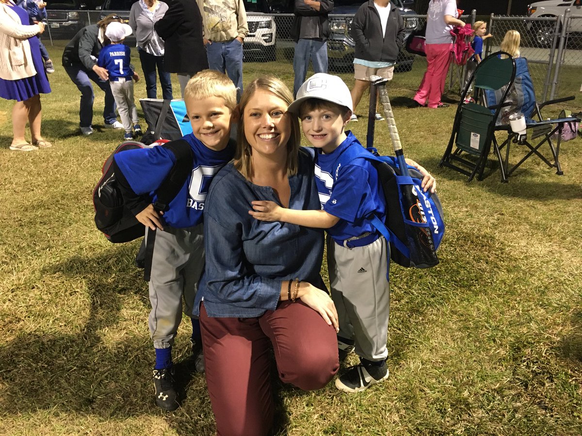 janlangdon3's tweet photo. Enjoying their last T Ball game. #wvesowls#wves https://t.co/fvZJcbJAkC