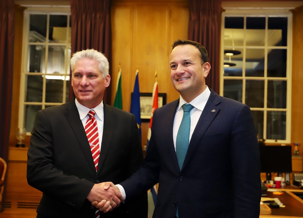 BrunoRguezP's tweet photo. El Presidente @DiazCanelB sostuvo encuentro con el Primer Ministro de #Irlanda, @LeoVaradkar. Resaltaron los históricos lazos que unen a nuestros pueblos y el interés común de continuar fortaleciendo las relaciones bilaterales. | #Cuba https://t.co/UGKUaZq7ou