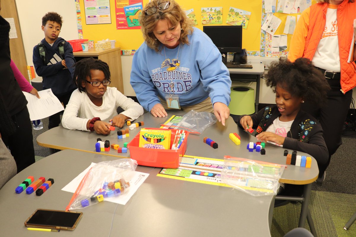PSERoadrunners's tweet image. PSE Roadrunner families and teachers explore and play with math manipulatives during Numeracy Night!  @rockdaleschools @MathRcps #RCPSMathChallenge