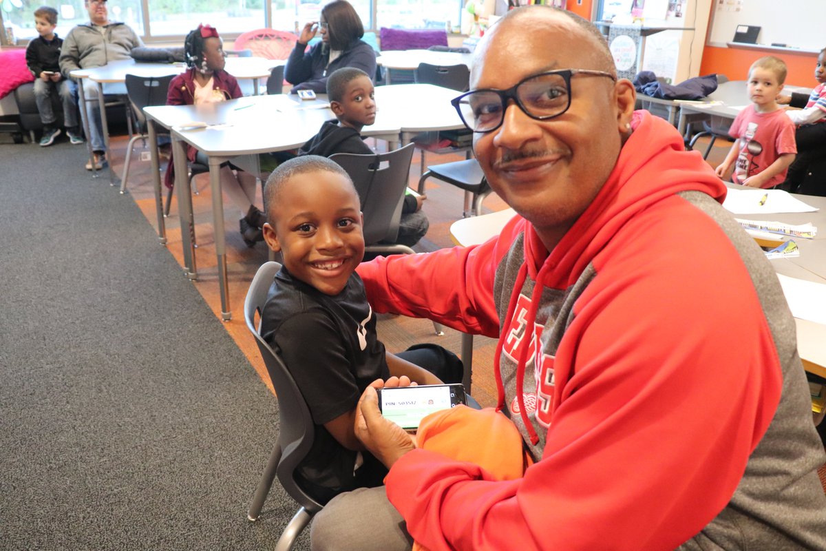 PSERoadrunners's tweet image. PSE Roadrunner families and teachers explore and play with math manipulatives during Numeracy Night!  @rockdaleschools @MathRcps #RCPSMathChallenge