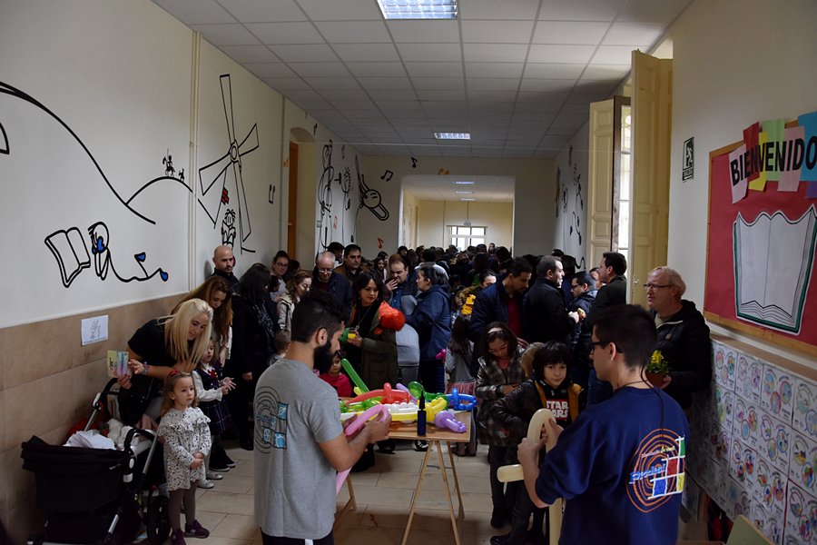 ajprodesi's tweet photo. @escjsalamanca Durante toda la jornada estuvimos realizando actividades de pintacaras y globoflexia para todos los pequeños, pequeñas, padres y madres que quisieran.
#YoSoyDomund #PasaALaAccion https://t.co/2b7FRqQ27l