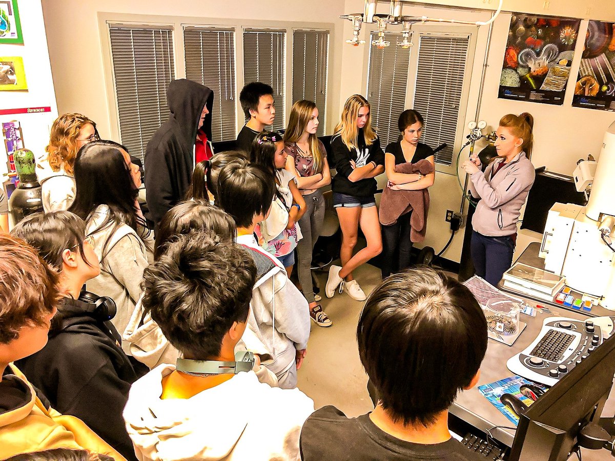 VVSFriends's tweet photo. At VVS, a “classroom” can look like everything. Last week, the classroom was the NAU Microscopy Lab, where Andy Gill (IB Coordinator) took his Biology class to tour and learn more about the science of investigating #VERYsmallobjects. 🔬 https://t.co/dat6QxlnnT