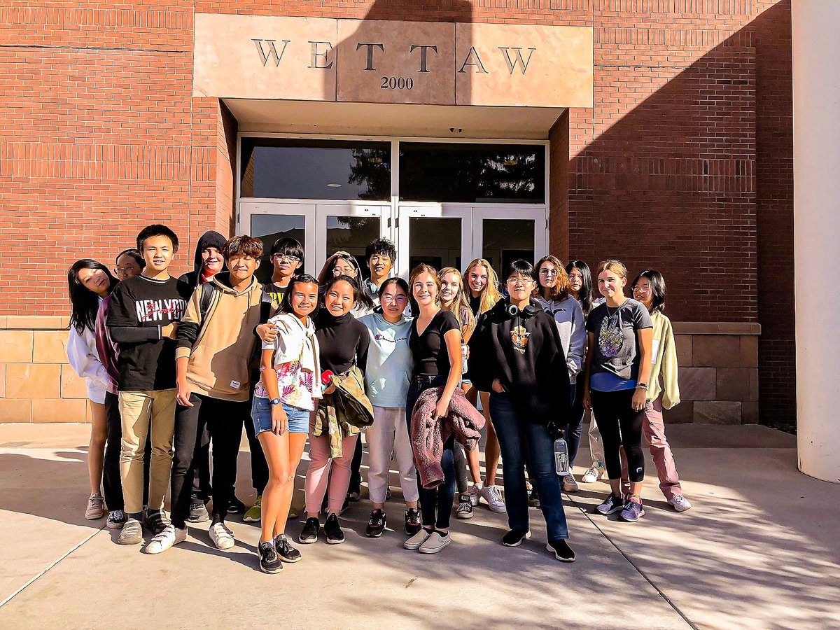 VVSFriends's tweet photo. At VVS, a “classroom” can look like everything. Last week, the classroom was the NAU Microscopy Lab, where Andy Gill (IB Coordinator) took his Biology class to tour and learn more about the science of investigating #VERYsmallobjects. 🔬 https://t.co/dat6QxlnnT