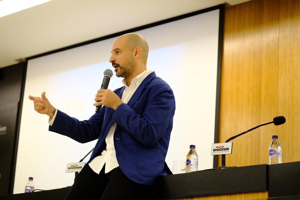 Studio_NJ's tweet image. Hoje passamos a manhã no @UniCEUB_Oficial com a @NYFA . Os palestrantes foram, @rogerdelpozo o diretor de recrutamento, o Jonathan Whittaker o Co-presidente da área de realidade virtual e produção cinematográfica. Entre em contato com nosso email: classes@studionjproductions.com