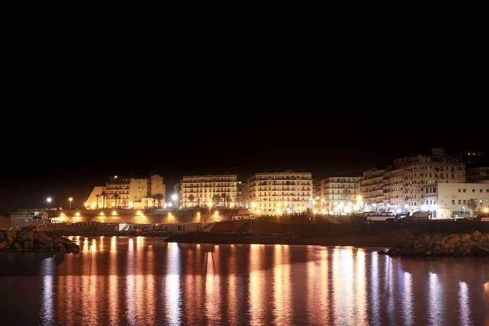 TwitteAlgerie's tweet photo. Algiers by Night الجزائر العاصمة في الليل
#Algeria https://t.co/uA7Z4n561A