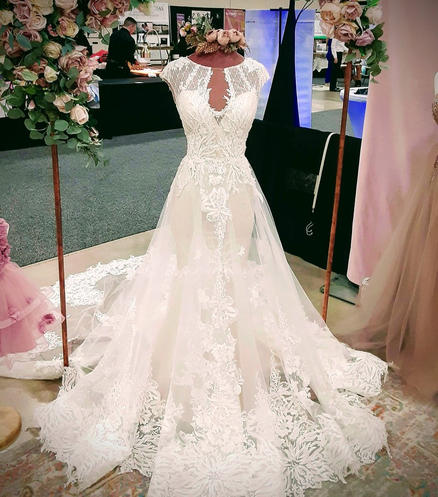 enpointewedding's tweet photo. I ran into this beautifully unique #bridalgown at the Gautier booth at the @SABridalShow- illusion lace over deep sweetheart neckline, sheer lace a-line with a peekaboo shimmer lace mermaid skirt...scalloped eyelash hemline...I mean... It's not just a gown, it's ART. https://t.co/xrzVsSHAQF