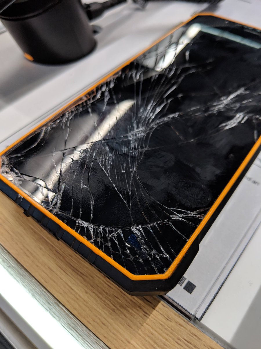 emfv_gutachten's tweet photo. @NomuMobile This happens if you believe its rugged potential. Funnily enough repair just when covering all costs myself. #disappointed #notrugged #poorquality https://t.co/BQl0jlXGfL