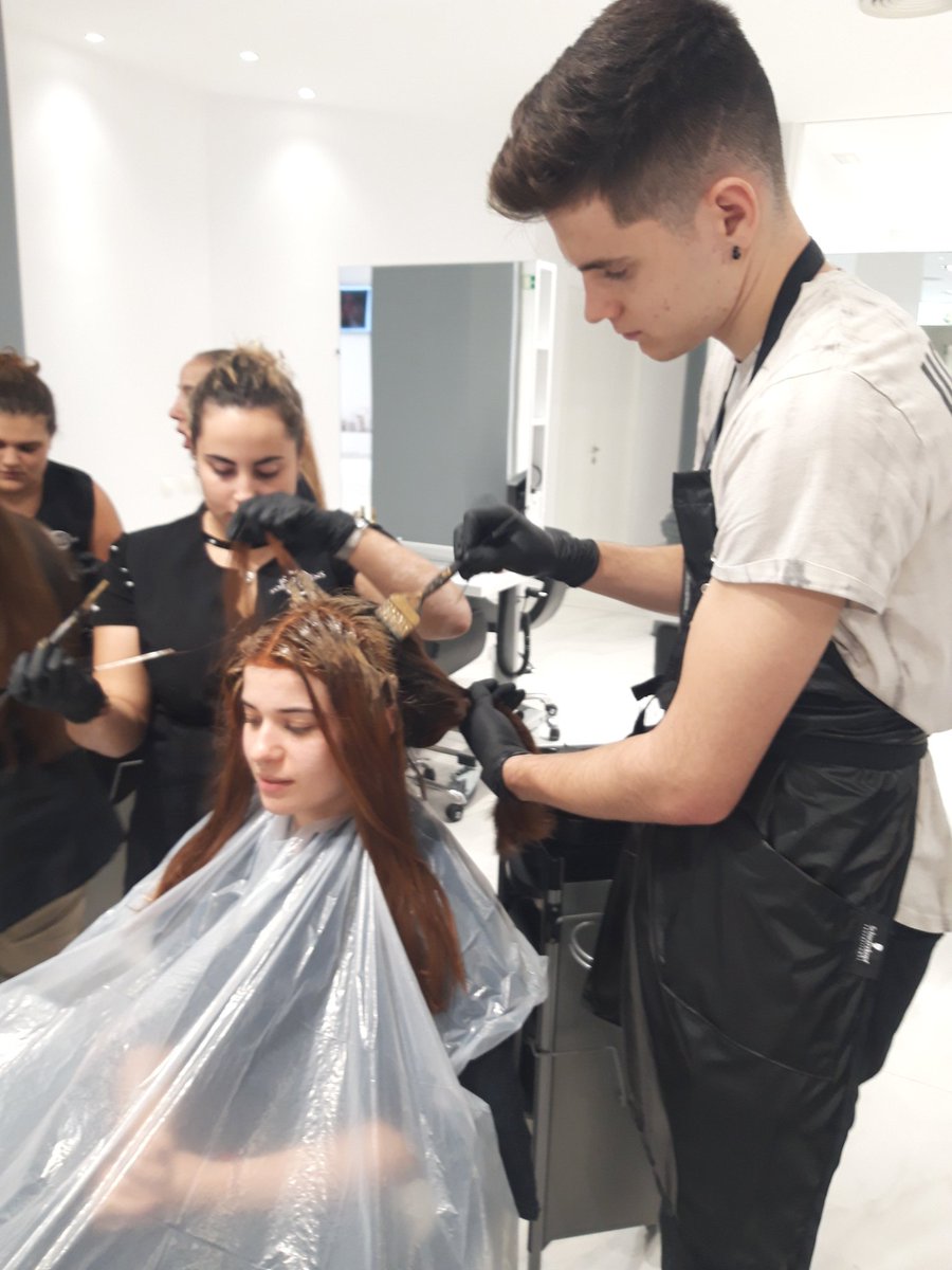 Coloració 🦰🦱🦳🦰🦰🦰🦱🦳💆‍♂️💇‍♀️ capil·lar✅

L'alumnat de 2n CFGM de #Perruqueria i #Cosmètica capil·lar ha tingut el privilegi de poder realitzar un curs de coloració capil·lar de la mà de la casa comercial <a href="/Schwarzkopf/">Maxim Schwarzkopf</a> de Barcelona.

Ha estat una gran experiència✅