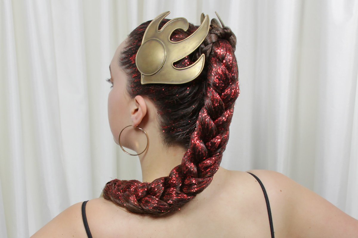 Chainbreaker⭐️To celebrate Carrie Fisher’s birthday, we created a Princess Leia hairstyle accented with glitter. Carrie like to sprinkle friends and fans with glitter- now it has become a way of remembering her #GlitterForCarrie thekesselrunway.com/glitter-for-ca… #ForeverOurPrincess