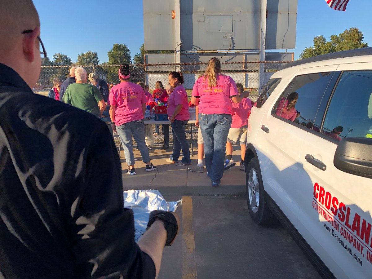 Crossland_Inc's tweet photo. Thank you #JayHatfieldChevrolet & #TeamThreads for sponsoring this Breast Cancer Awareness & Fund-Raising Event w/us! We had a great time sponsoring the tailgate before the Columbus HS🏈game. The Titan Booster & #MercyColumbus Mammography Unit each received $1300! #CrosslandCares https://t.co/mSxEo4S5zr