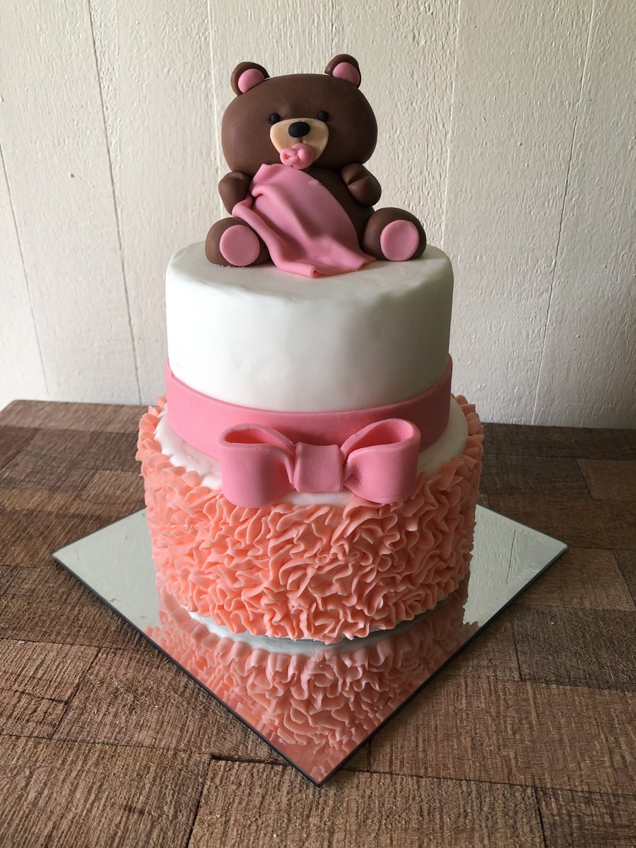 vicyarborough's tweet photo. Please RT!!! 

Hi twitter world!!! 
My talented mom has (finally!) decided to sell her amazing sweets! These are just some of her latest work! Cakes starting at $75 - message me for more info in size, shapes and decorations. 😙🎂💕 https://t.co/DYq9ynQ3B6