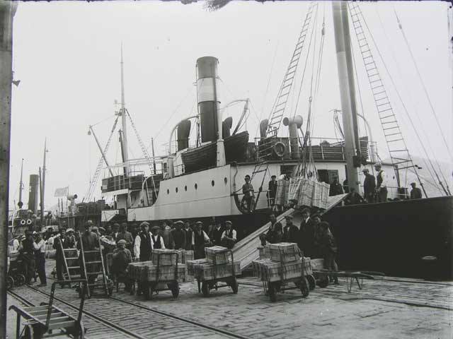 #TalDíaComoHoy 22 de octubre de 1936, en la base naval de Cartagena y por instrucciones del ministro de Hacienda Juan Negrín, eran cargados 4 buques soviéticos (Kine, Kursk, Neva y Volgoles) con 510 toneladas de oro (el 72.6% de las reservas) del Banco de España.

#OroDeMoscú