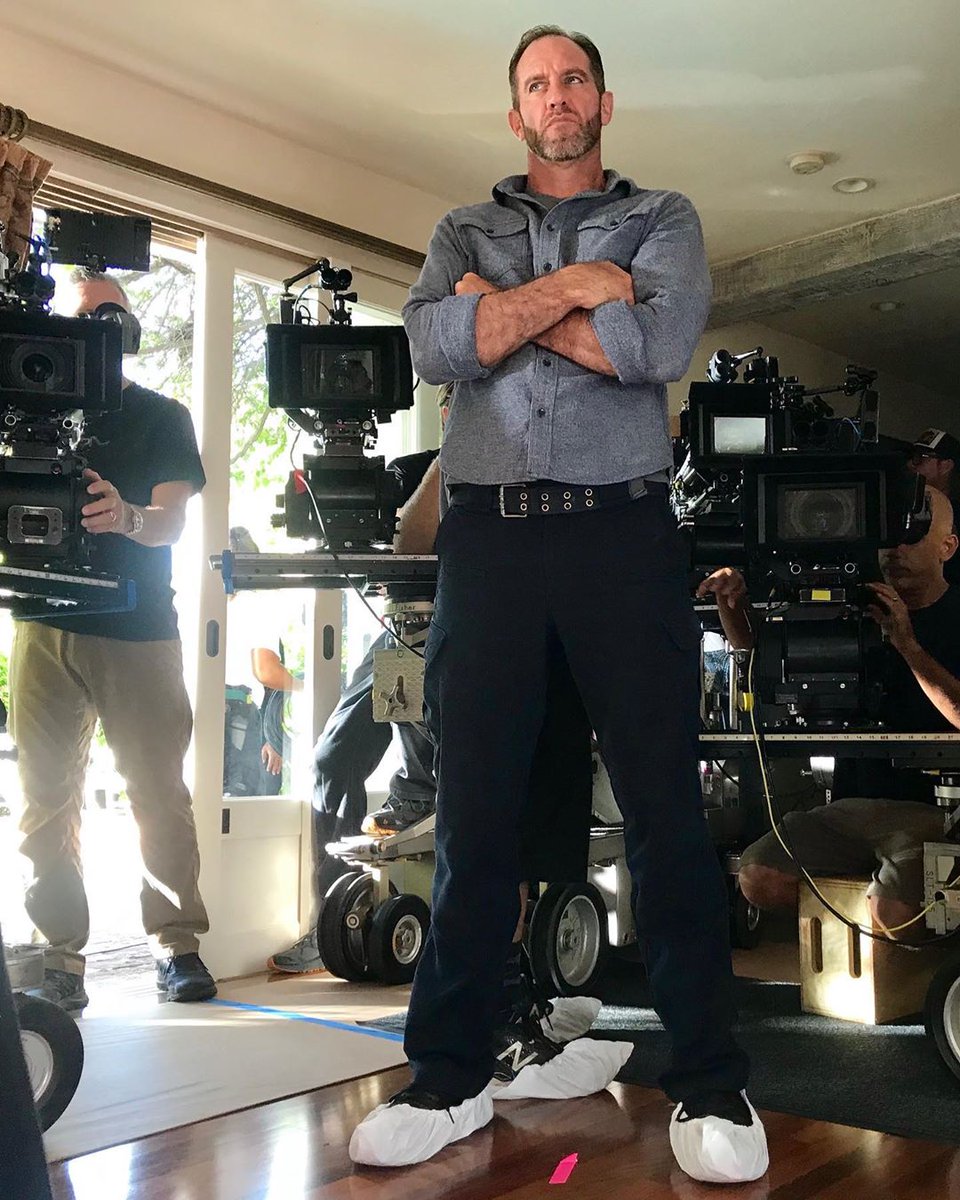 H50Europe's tweet photo. The bts tricks nobody realizes on-screen - via #justinedmmcclellan IG
Shooting in private residences requires booties 😉. Hubs #marcamcclellan in his McGarrett stance 👀 #AlexOLoughlin's stand-in - #H50 https://t.co/x3HzjVoeEk