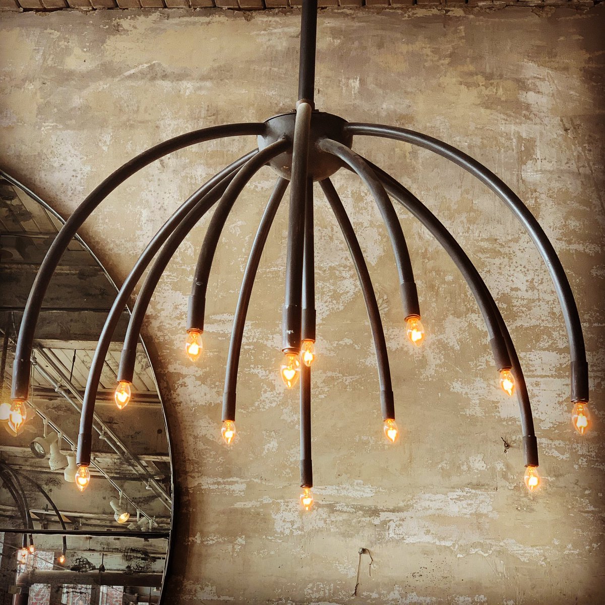 Lit up 🔥Great market find!
#highpointmarket #ciscobrothers  #highcamphome