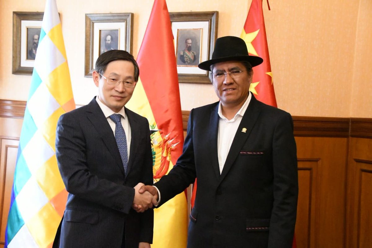 MRE_Bolivia's tweet photo. #HOY | Canciller @DiegoPary recibió las copias de Cartas Credenciales del nuevo Embajador residente en Bolivia de la República Popular China, Huang Yazhong, en el marco del fortalecimiento de las relaciones diplomáticas con ese país.
#BoliviaIntegra 🇧🇴🤝🇨🇳 https://t.co/zteQzGdrP6