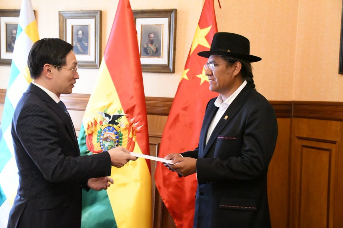 MRE_Bolivia's tweet photo. #HOY | Canciller @DiegoPary recibió las copias de Cartas Credenciales del nuevo Embajador residente en Bolivia de la República Popular China, Huang Yazhong, en el marco del fortalecimiento de las relaciones diplomáticas con ese país.
#BoliviaIntegra 🇧🇴🤝🇨🇳 https://t.co/zteQzGdrP6