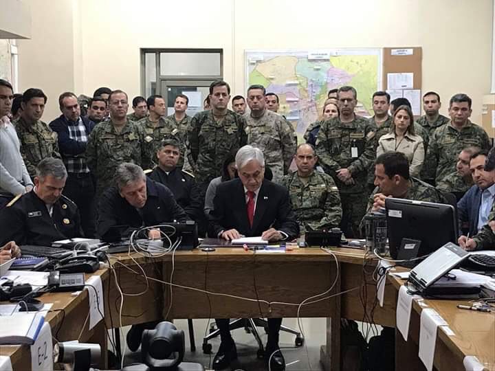 18 muertos, Piñera.

18 muertos, Sebastián Piñera.

Dónde están sus nombres?
Por qué no sabemos sus nombres?

¿Para qué sacaste milicos a la calle, si en la periferia, donde son los saqueos, los vecinos tienen que autovigilarse?

18 muertos, Piñera.

18 muertos en TU guerra.