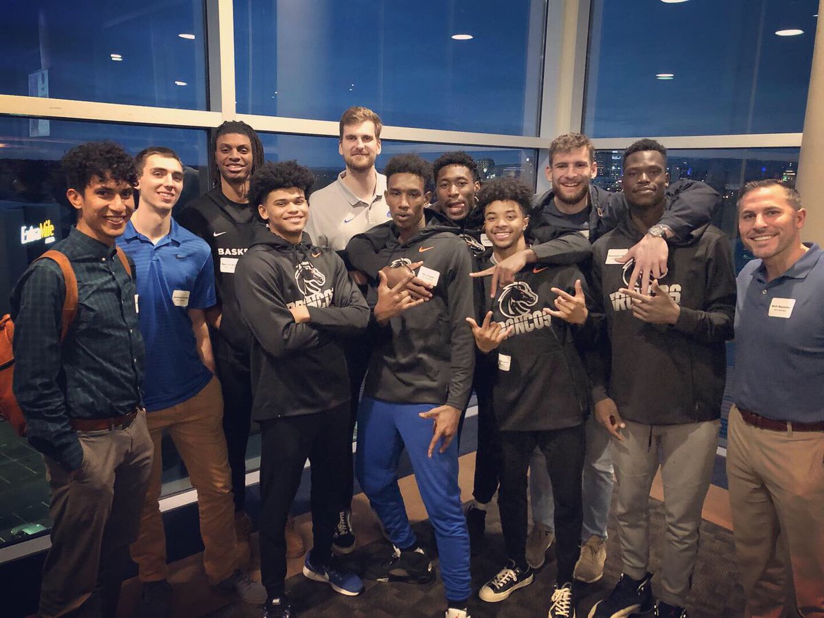 BoiseStateBL's tweet photo. Sneak peak pictures from tonight’s “Bronco Family Dinner” with current and former student athletes. #VarsityB #Onceabroncoalwaysabronco #morethananathlete https://t.co/OhBeQ3Zt6v