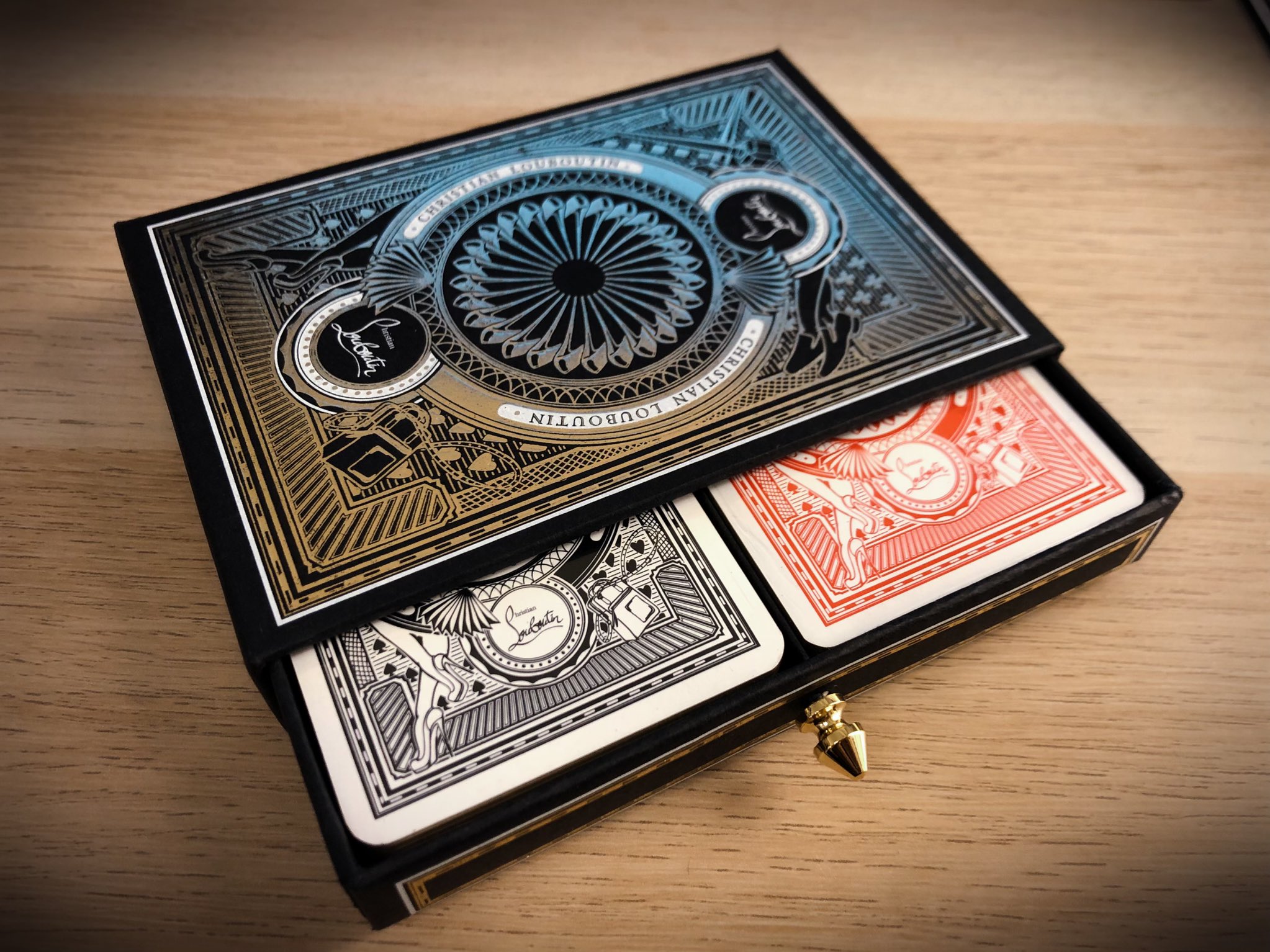 توییتر Rune ルネ در توییتر 待ちに待ったトランプが手に入りました ルブタンのトランプ 箱は超絶カッコいいし 絵柄も靴をモチーフにしたルブタンらしい絵柄でめちゃ可愛い ジョーカーの 絵柄も凄く好きなんだぁぁ トランプ コレクション