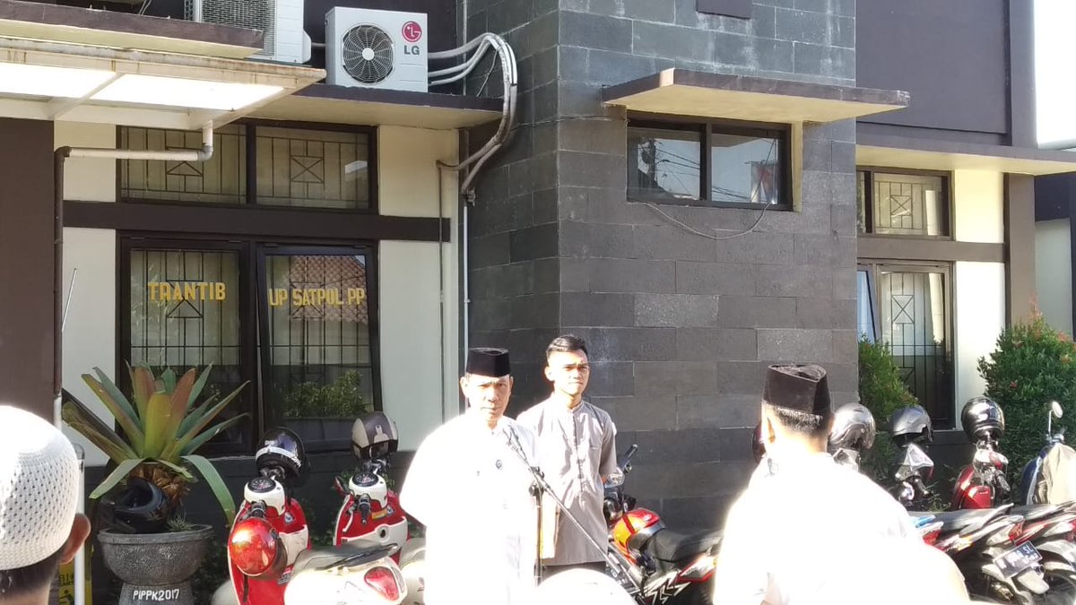 KecBankul's tweet photo. giat apel pagi dihalaman kecamatan bandung kulon 22.10.2019 https://t.co/oeNJJs7t6Y