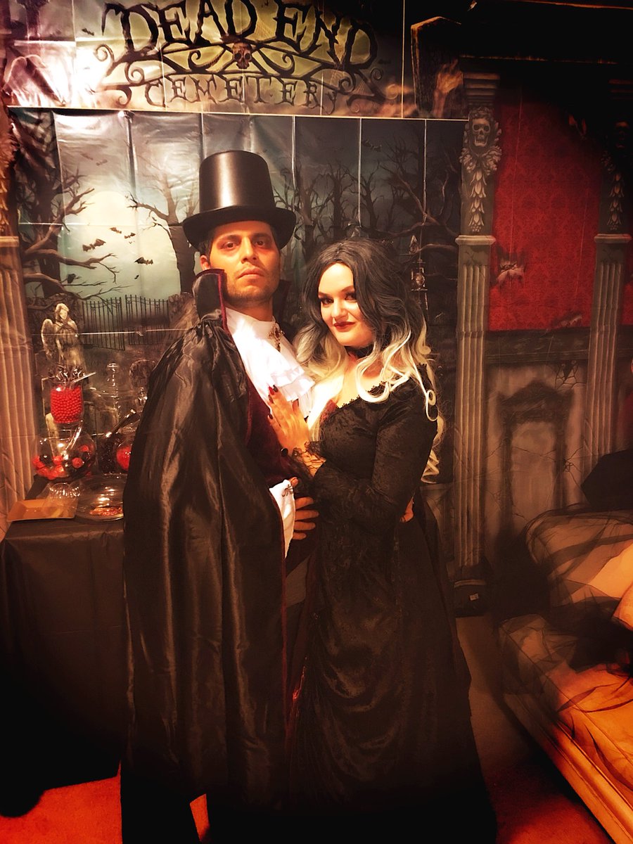 KeeAlien's tweet image. #vampireball #vampires #halloweenparty #love #loveyou #vampirecouple #halloween #spookyseason #spooky