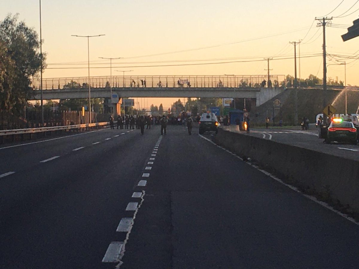 adnradiochile's tweet photo. Disparan y matan a manifestante en Curicó, ciudad que no se encuentra bajo toque de queda https://t.co/pL5WgMjYyY https://t.co/KFXryaNbfv