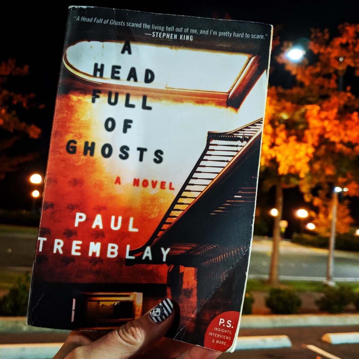 InOurBookishEra's tweet photo. Great minds think alike! 🧠👻 This week, both of our heads are full of ghosts - join us in Episode 08 for some spooky stuff! #headfullofghosts #paultremblay https://t.co/fxeagGidMy