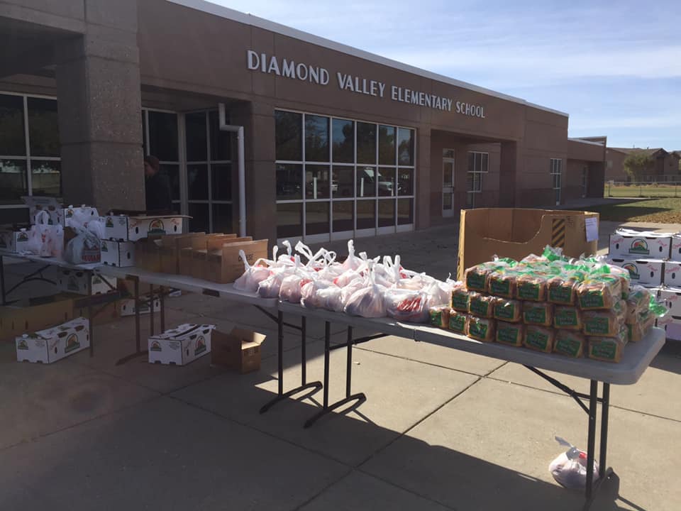 DVESdiamondback's tweet photo. Thank you UTAH FOOD BANK and to our wonderful VOLUNTEERS! Diamond Valley Elementary has been selected to participate in a program with the Utah Food Bank. It provides kids with a free bag of food to take home on the weekend for their whole family one weekend a month. https://t.co/7RrvDuS75t