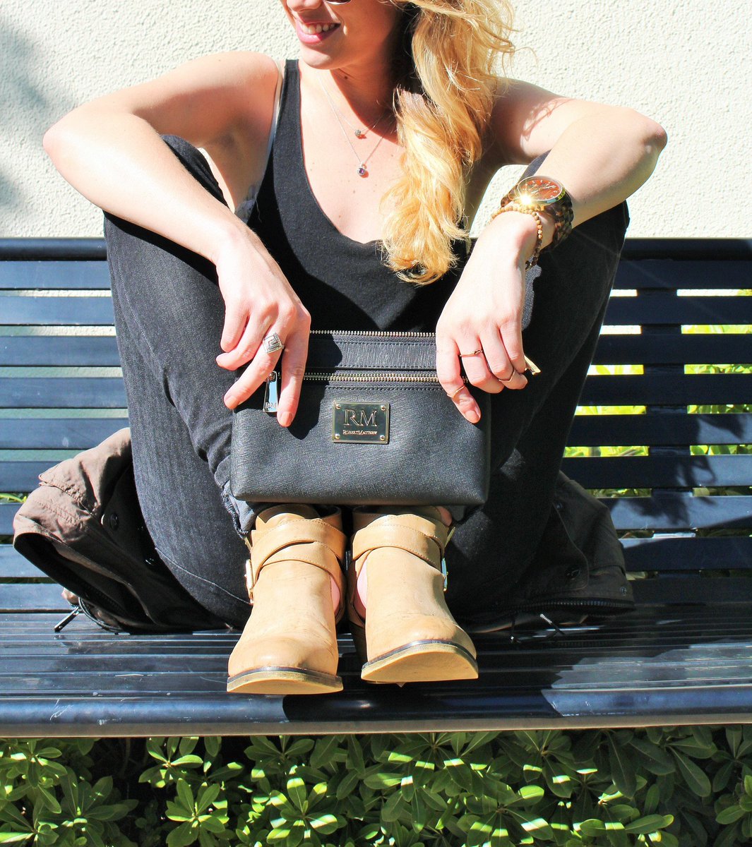 RMRobertMatthew's tweet image. RM's leather Shoulder Clutch perfect fall must-have bringing you both fashion and function😻, making sure to turn heads everywhere you go😍...!!
-
-
-
#Saffianoleather #wristletstrap  #innerlining #ShoulderClutch #clutchfashion #GoldPlatedZipper #pockets #PolyesterLining