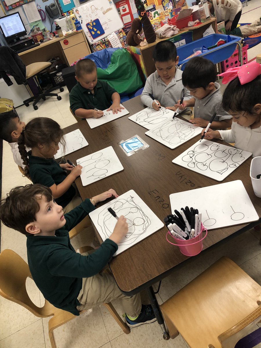 MrsDatreLB's tweet photo. ✍️Making some delicious 🍭lollipops!🍭 #privatespeech #largegroupliteracy #graphicspractice @Tools_Mind https://t.co/KmMwvfXd8a
