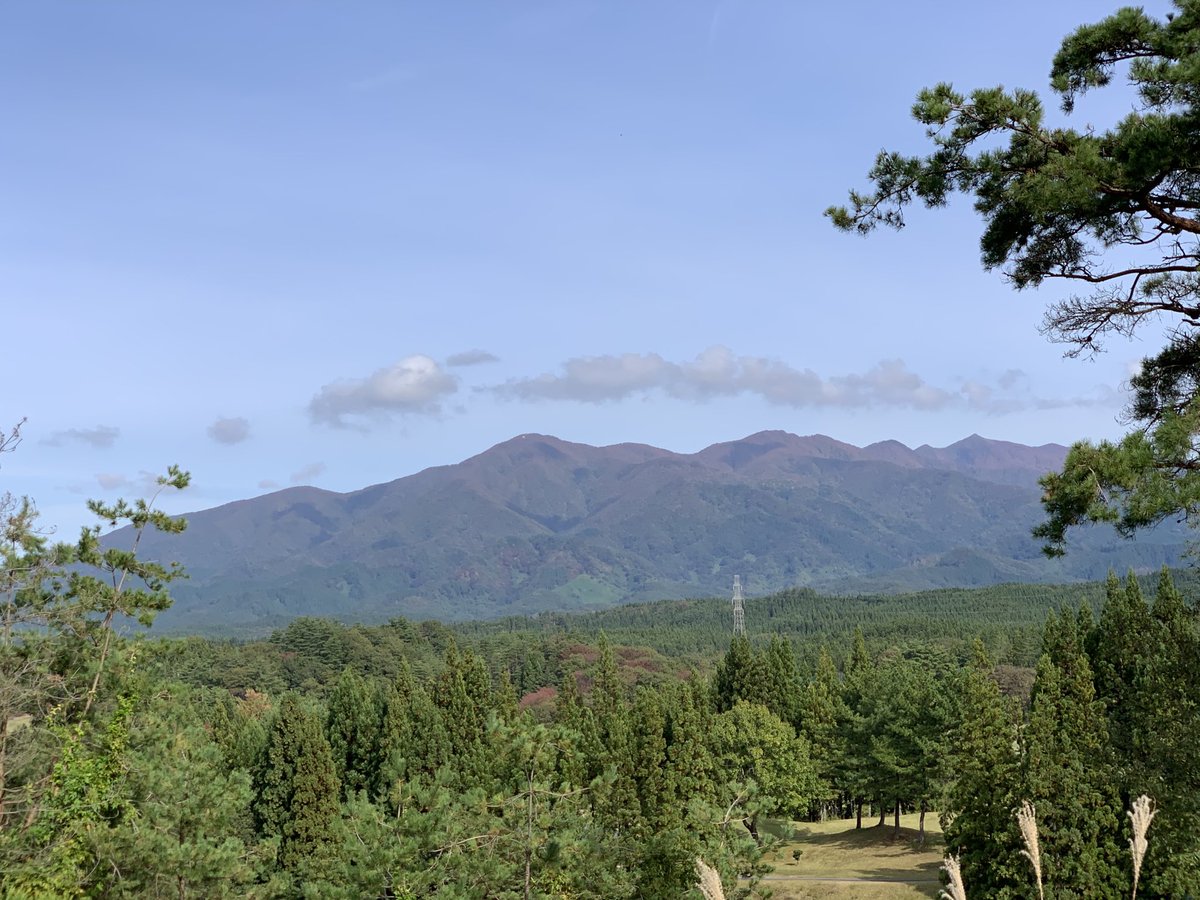 E36_M3's tweet photo. 太平山カントリークラブからの太平山。
紅葉🍁が始まり山がいつもと違う色合いに変わった。 https://t.co/TuKzsrB4Cg