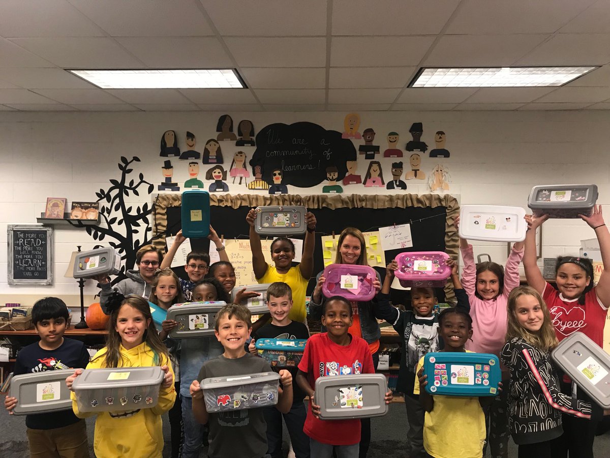 saramlinhares's tweet photo. First service-learning project of the year was a huge success. Thank you fourth graders for your giving hearts. ❤️
#jaredboxes #rr_bulldogs #staffordcrossing #servicelearning https://t.co/NENNd6w8K6