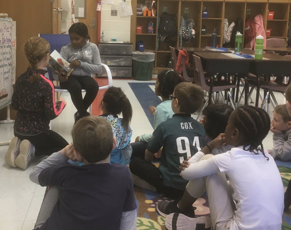 mrskdejesus's tweet photo. Love when my former students ‘spend money’ to visit my classroom as a guest reader! #studentreader #funtreat #readingisfun #askingquestions #mondaytreat #CPSpride https://t.co/PdiB0M0cUF