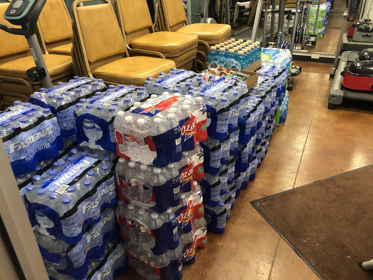 JurneeTaylorTV's tweet photo. Plenty of food, water and happy faces are at the #Tyronza Senior Center. Many local businesses have donated chicken, bottled water and other refreshments to the city after being hit by a EF-1 tornado. @Region8News https://t.co/A5iiswMOxe