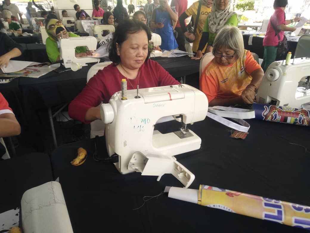 UPKOTawau's tweet photo. Pengerusi UPKO wanita Tawau mengikuti kursus membuat beg daripada banner yang terpakai di Bangunan DBKK. Salah satu kursus yang bagus bagi yang berminat belajar menjahit dengan mengunakan kos yang rendah. Poingkaa π
#UPKOMalaysia #UPKOMalaysia
#UPKOLeader https://t.co/OnGUehXaDz