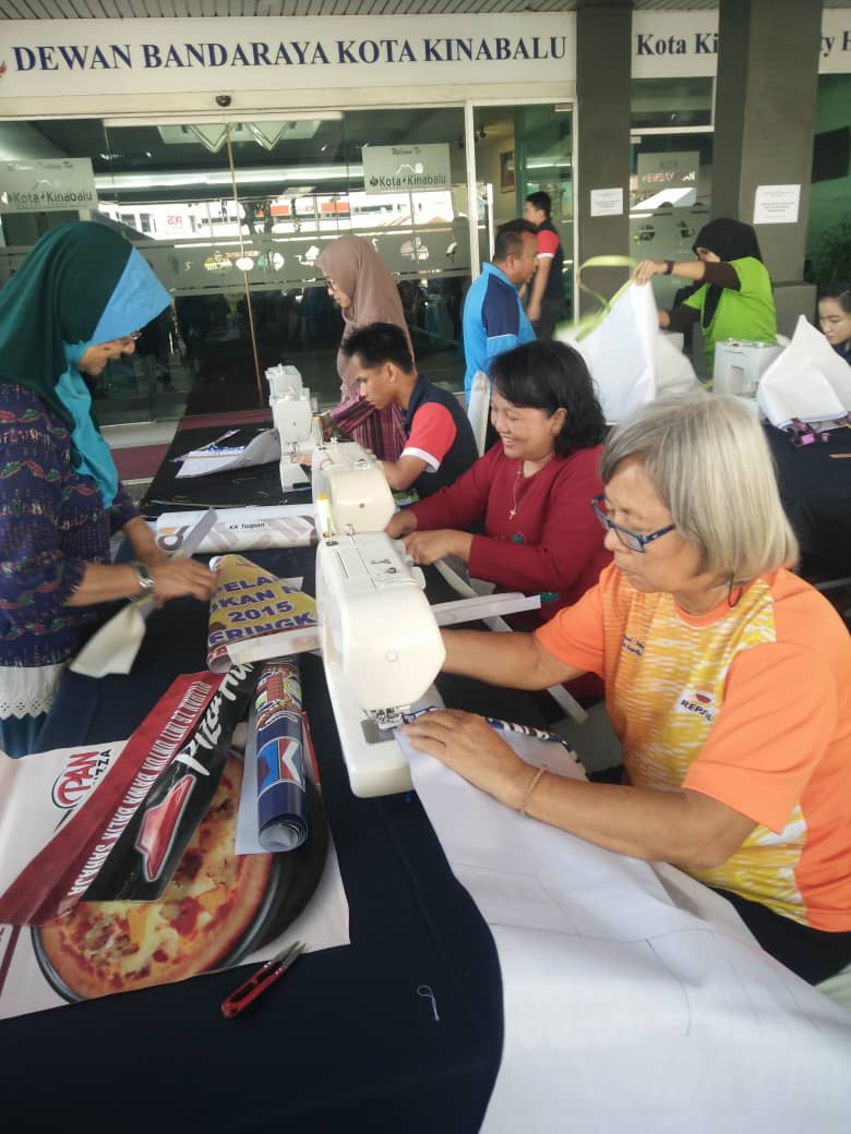 UPKOTawau's tweet photo. Pengerusi UPKO wanita Tawau mengikuti kursus membuat beg daripada banner yang terpakai di Bangunan DBKK. Salah satu kursus yang bagus bagi yang berminat belajar menjahit dengan mengunakan kos yang rendah. Poingkaa π
#UPKOMalaysia #UPKOMalaysia
#UPKOLeader https://t.co/OnGUehXaDz