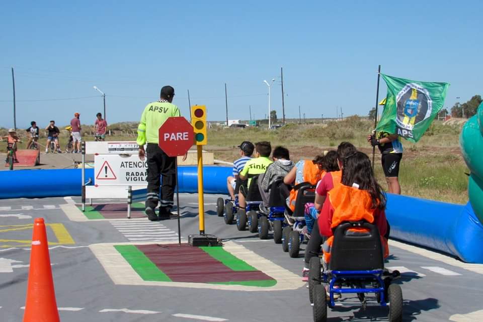 deportemadryn's tweet photo. #ExpoBici #ExpoBiciMadryn
#Bici #bicicleta #Madryn #Patagonia 🚴🚴🚴🚴🚴🚴🚴🚴
SE VIVIÓ LA SEGUNDA #ExpoBici EN #MADRYN
👉 El club de Aeromodelismo fue el lugar que reunió todo el universo de la bici de la ciudad.
💪 Durante la jornada se disfrutaron diferentes actividades!!! https://t.co/FLifSEJfOh