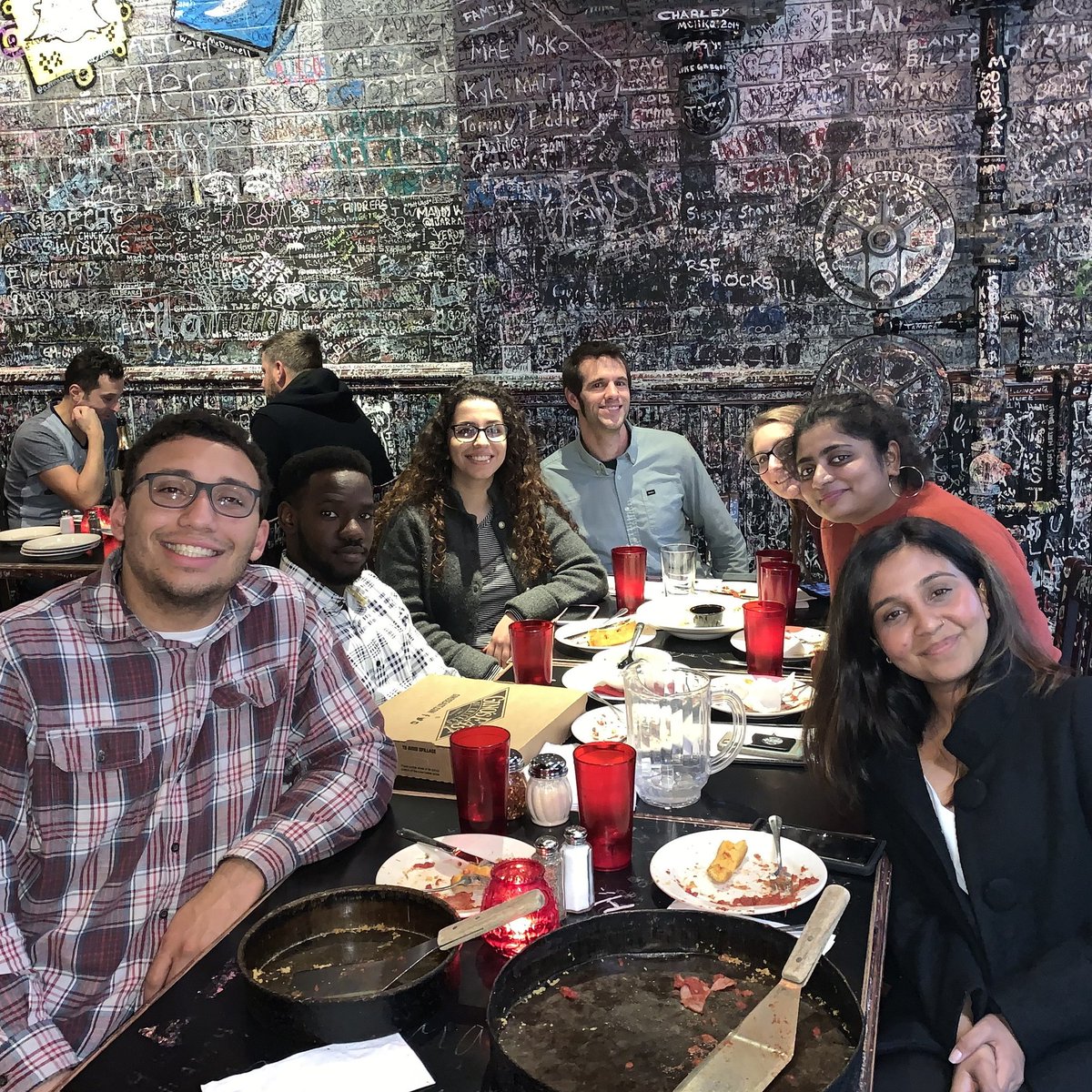 MSUM_Neurobio's tweet photo. Ending our tours with Chicago style deep dish #MSUM #Neuroscience #UndergradResearch #DragonsInChicago #FiredUp #GinosEast https://t.co/F0aFDvxNtZ