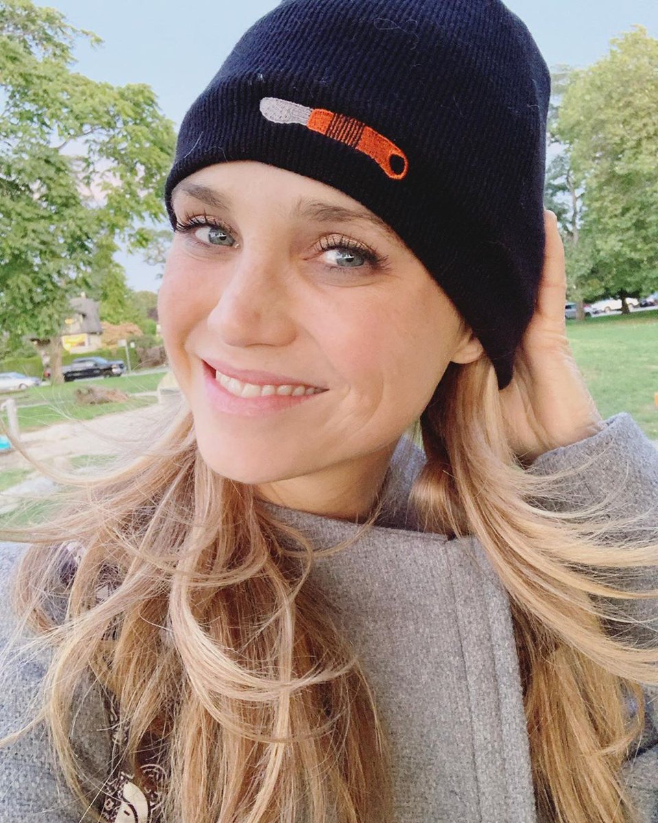 TGDsquad's tweet photo. Happy #TheGoodDoctor Monday from @FionaGubelmann!!! Check out her cap.....notice anything???? We want one!!! 90 minutes to go #Squadies!!!! @GoodDoctorABC @gooddrwriters @shorez @SPTV @danieldaekim @todavidkim @SLfrom #FirstCaseSecondBase #TGDsquad 🍏♥️ https://t.co/lGxuuYfXPN