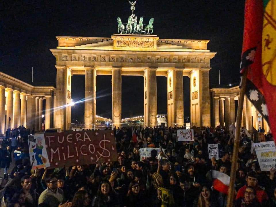 Esta noche en la Puerta de Brandemburgo, Berlín.

Fuente: Ricardo Martínez 
#EstoPasaEnChile