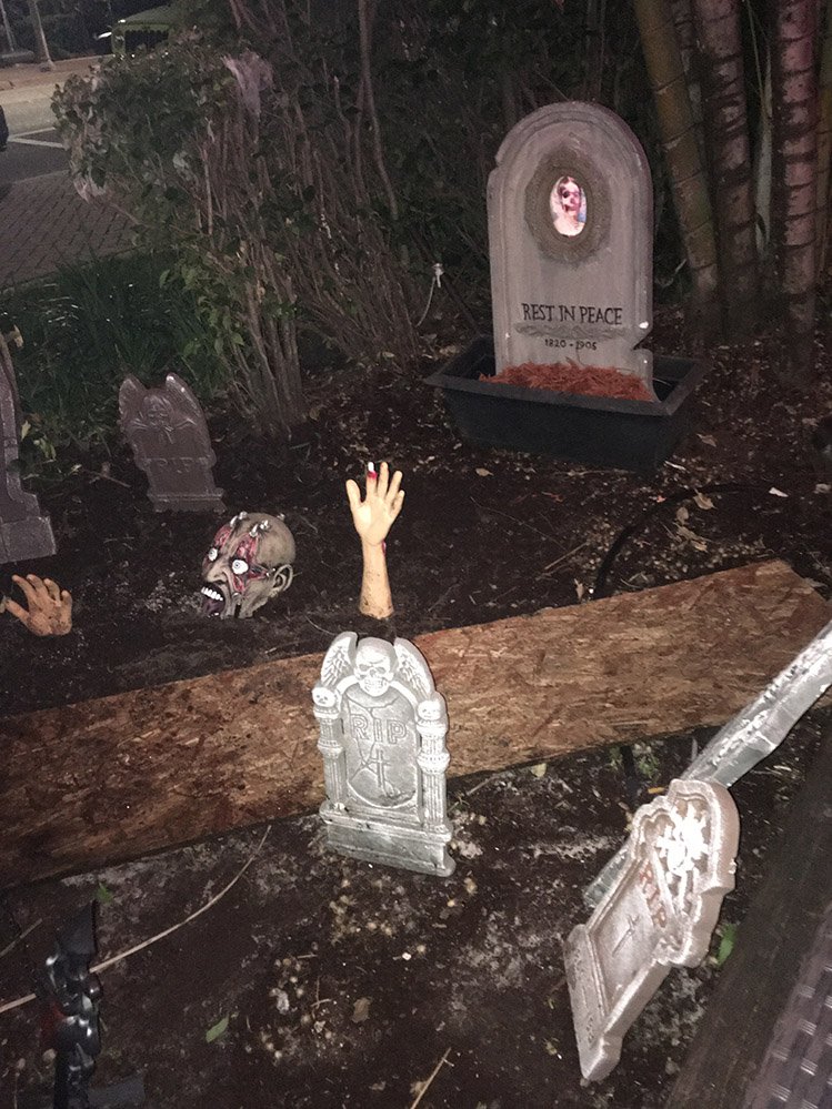 theatomicgrog's tweet photo. @Deathorglorybar totally nails another holiday pop-up concept with "Death or Gory." If you're in South Florida, be sure to check it out through Halloween. A few photos from a recent visit … #craftcoctails #halloweencocktails https://t.co/KB146H8t3D