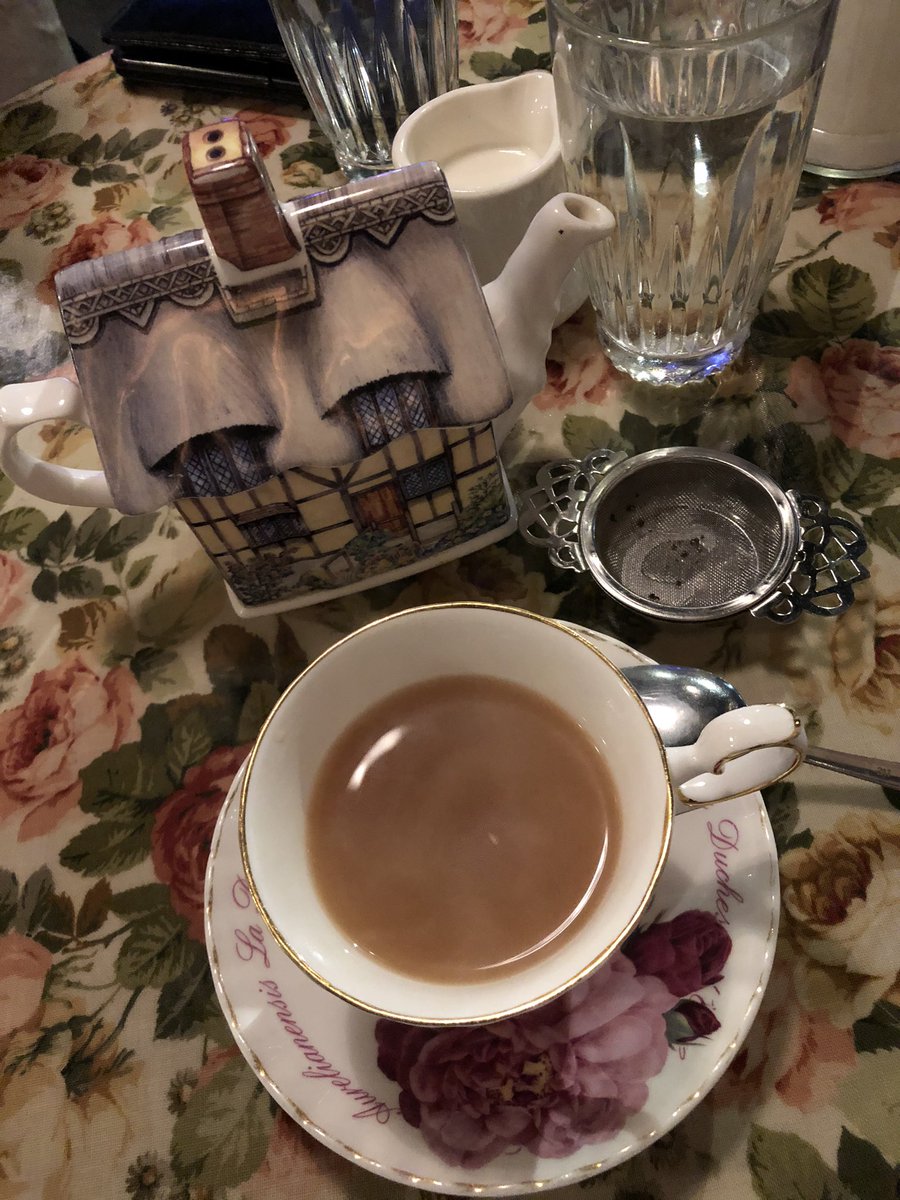 deacon_ron2's tweet photo. #authentic #britishcuisine @teaandsympathynyc #teawiththequeen👑 #lifeofriley https://t.co/Paw5jz8aXA